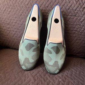 Comfortable & elegant shoes .